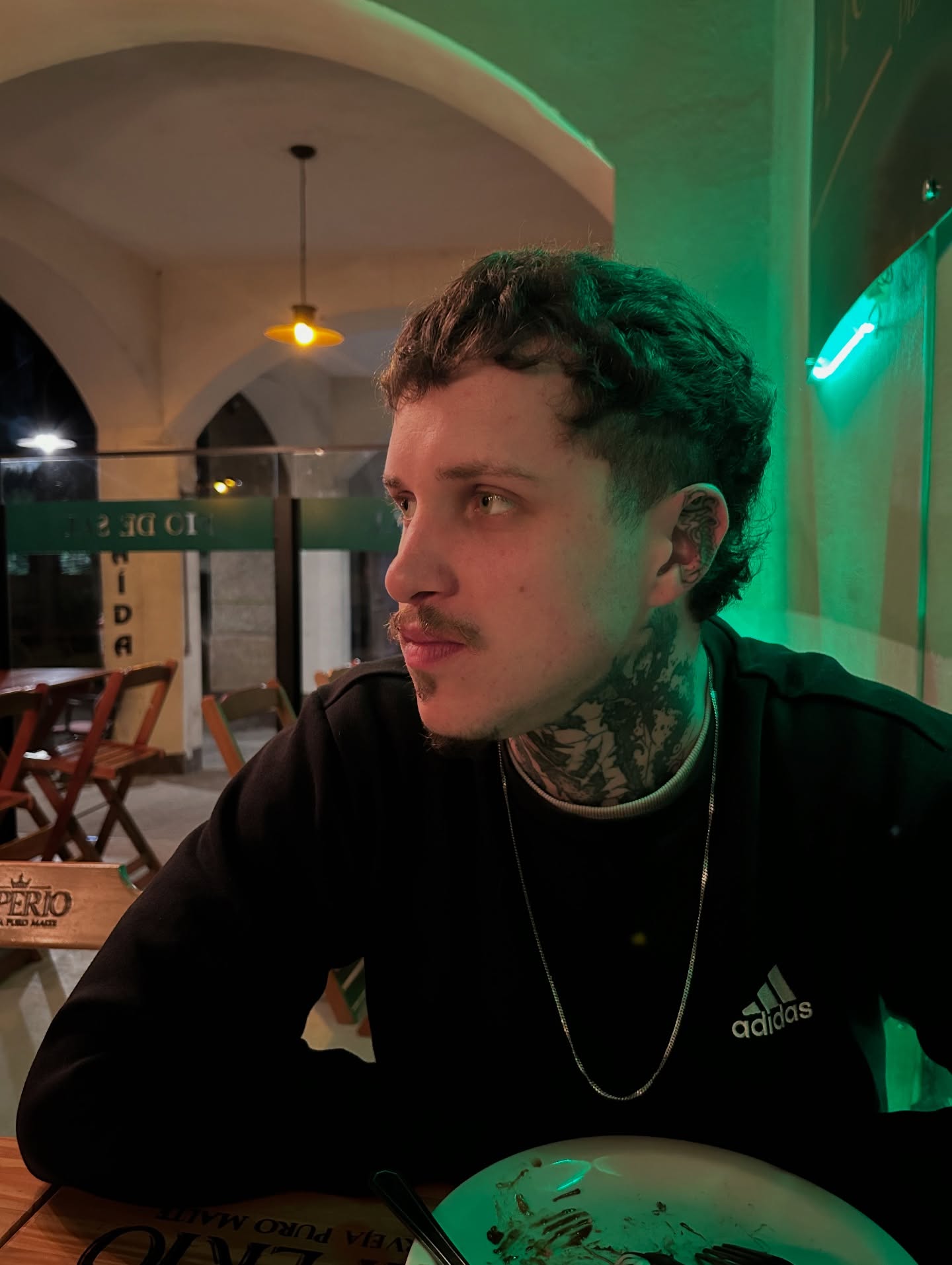 Foto profissional do tatuador Mager Tattoo